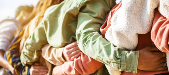 Untergehakte Menschen bilden eine Reihe