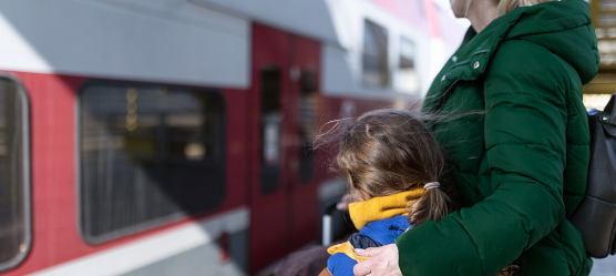 Foto: Frau mit Kind am Bahnsteig