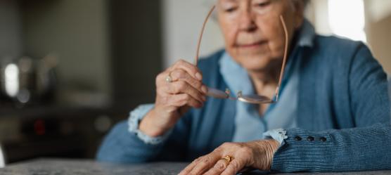 Foto: ältere Dame zählt ihr Geld