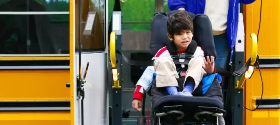 Bild Kind im Rollstuhl will in den Bus