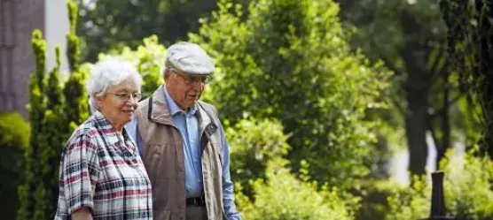 Päärchen geht im Park spazieren