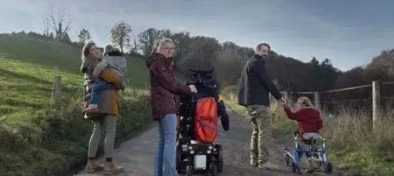 Bild: Familie geht eine Strasse hinauf
