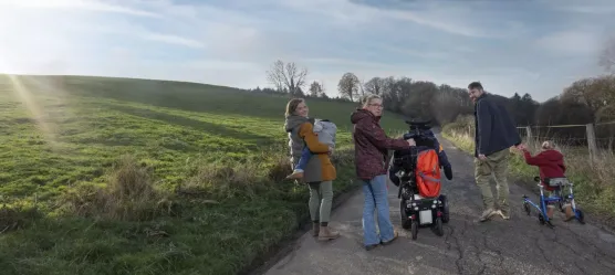 Bild: Familie geht eine Strasse entlang