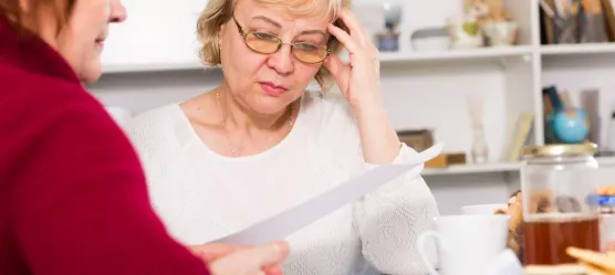 Bild Frau spricht mit Rentnerin