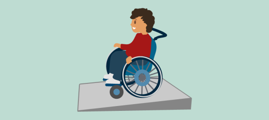 Junge im Rollstuhl auf einer Rampe