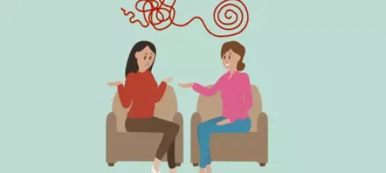 Zwei Menschen die sich sitzend unterhalten