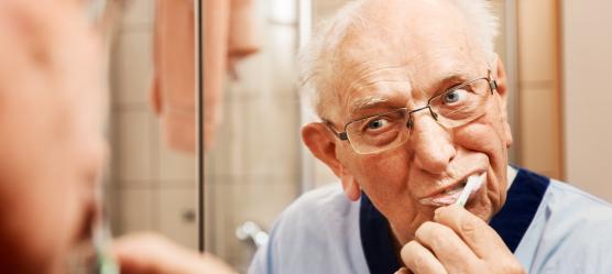 Senior putzt seine Zähne