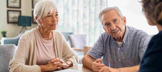 Ehepaar, dass sich von einer Pflegeberaterin beraten lässt