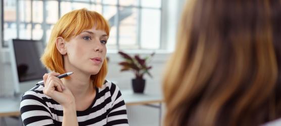 Beratungssituation zwischen zwei Frauen