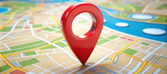 Roter Pfeil auf einer Landkarte