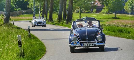Fahrt in einem VW Käfer Cabrio auf der Landstraße im Sommer
