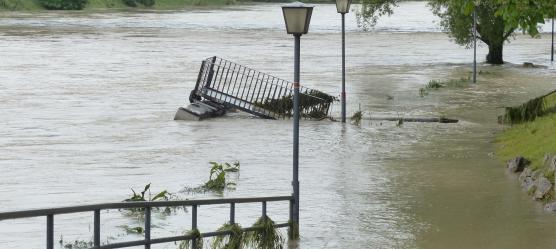 Hochwasser, Fluss tritt über das Ufer