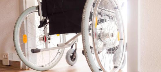 Rollstuhl fährt durch die Tür