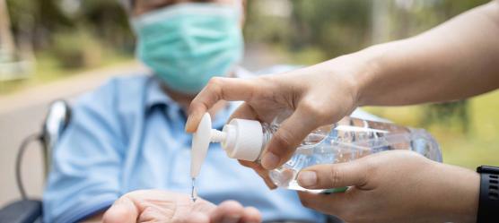 Mann empfängt Seife aus Seifenspender