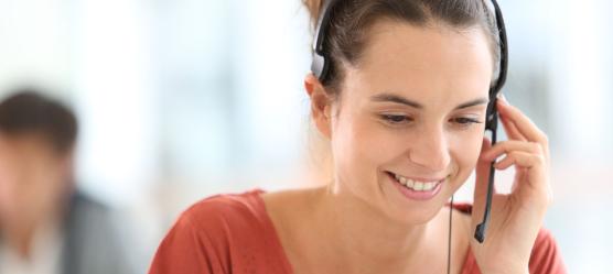 Frau mit Headset