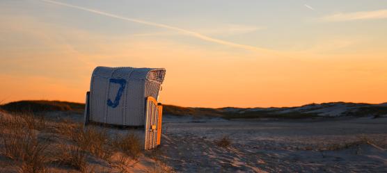 Strandkorb in einer Düne