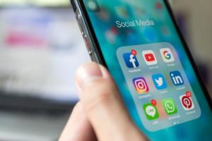 Foto: Handy mit Social Media Icons