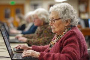 Foto: Eine ältere Dame vor dem Laptop
