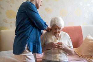 Bild Frau hilft Oma beim Anziehen