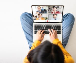 Bild Frau in einer Videokonferenz