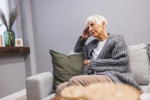 Bild Frau auf Sofa in Sorge