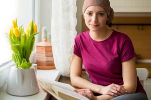 Bild: Frau mit Kopftuch liest ein Buch