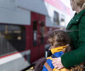Foto: Frau mit Kind am Bahnsteig