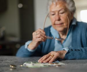 Foto: ältere Dame zählt ihr Geld