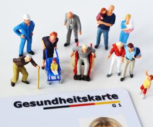 Gesundheitskarte mit menschlichen Figuren umgeben