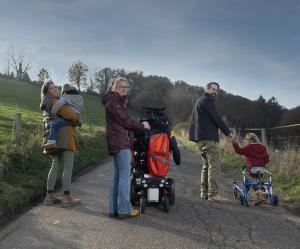 Bild: Familie geht eine Strasse hinauf