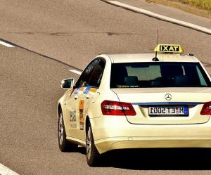 Taxi fährt auf einer Strasse